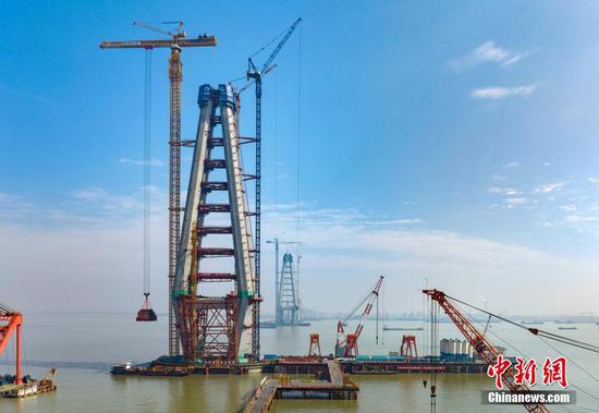World's largest tower crane put into construction in Jiangsu