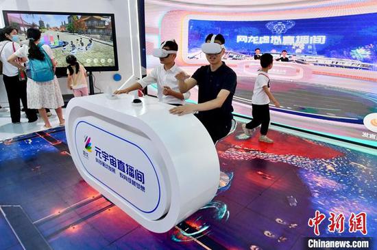 Two visitors experience the metauniverse at an exhibition held in Fuzhou, Fujian Province. (Photo/China News Service)