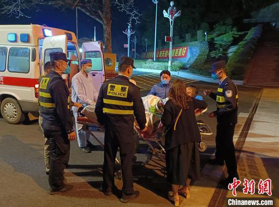 A Chinese citizen who suffered a sudden major illness in Vietnam is sent back to China for medical treatment through the China-Vietnam cross-border rescue mechanism, March 1, 2023. (Photo/China News Service)