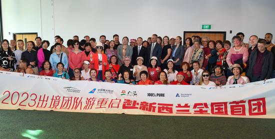 Chinese tourists take part in a welcome ceremony at the Auckland Airport in Auckland, New Zealand, March 3, 2023. (Xinhua/Guo Lei)