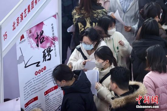 Photo shows a recruitment meeting held in a university in Beijing. (Photo/China News Service)