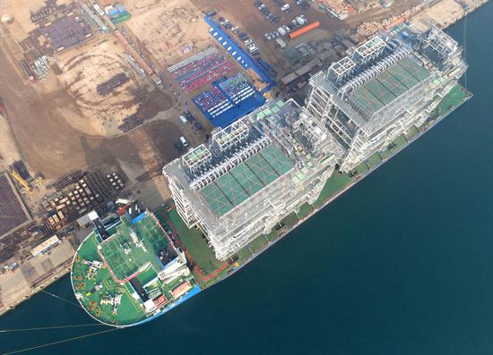 The last two modules for core processes for a Canadian liquefied natural gas project are delivered in Qingdao, east China's Shandong Province, March 7, 2023. (Photo provided to China News Service) 