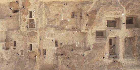 Archaeologists find ancient Rong tombs in central China