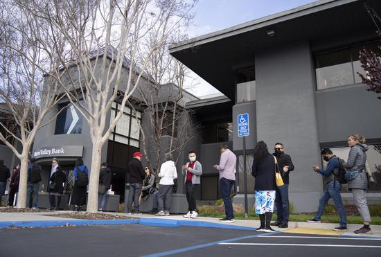 Customers line up to withdraw money at SVB