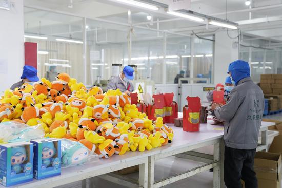 Manufacturer busy with producing mascot toys for Hangzhou Asian Games