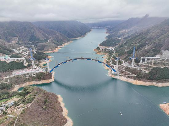 World's largest span arch bridge under construction in Guangxi