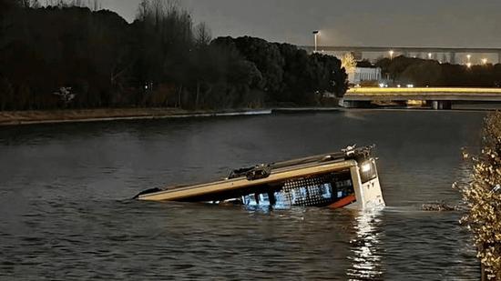 Bus salvaged from river in Shanghai
