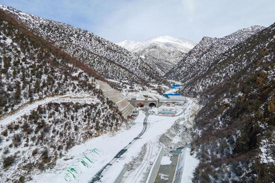 Left-line of Guigala Tunnel on S5 expressway drilled through in Tibet