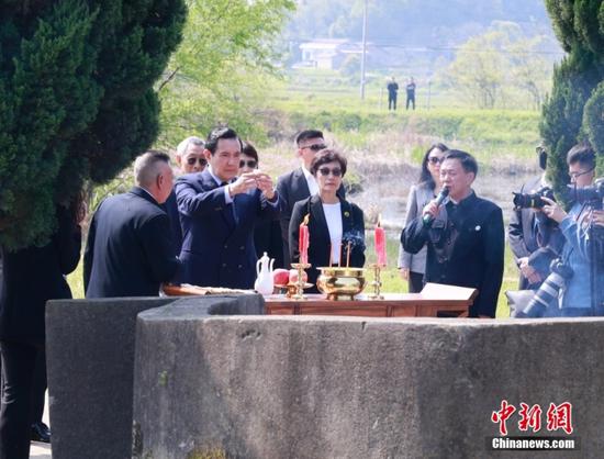 Ma Ying-jeou and his family visit the tomb of his grandfather to honor the family's ancestors, in Xiangtan county, Hunan province, April 1, 2023. (Photo/China News Service)