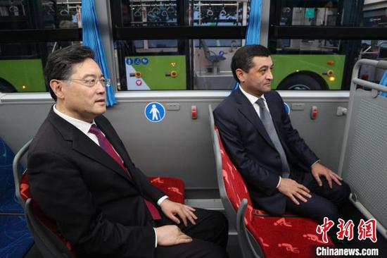 China’s State Councilor and Foreign Minister Qin Gang (L) and Uzbekistan's acting foreign minister Bakhtiyor Saidov (R) are on a China-made new energy bus in Tashkent, April 12, 2023. (Photo from the Chinese Embassy in Uzbekistan)