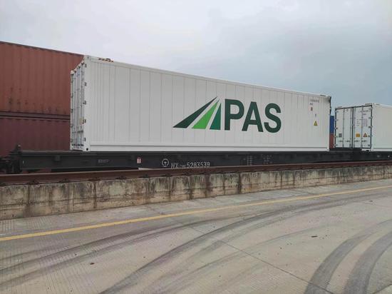 An international cold freight train carrying 414 tons of durians from Thailand returned to a freight railway station in Zengcheng district of Guangzhou, Guangdong province, on Monday. (Photo provided to chinadaily.com.cn)