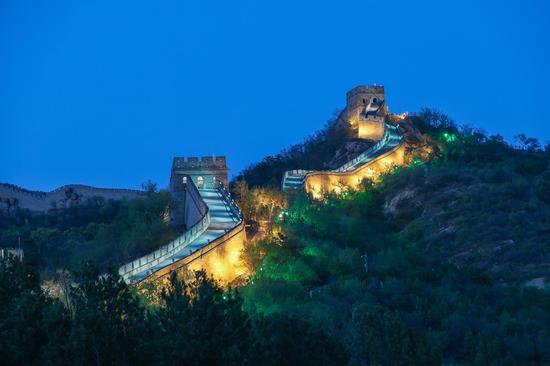 Badaling Great Wall offers night tour in Beijing