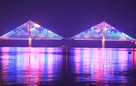 3D light show staged on bridges in Chongqing