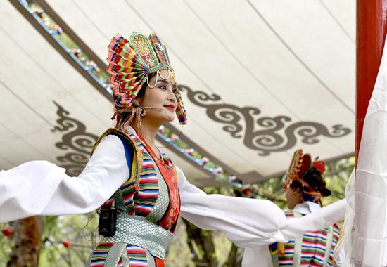 Tibetan Opera staged in Norbulingka during May Day holiday