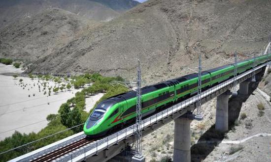 Fuxing bullet train expected to run on Qinghai-Tibet Railway: media report