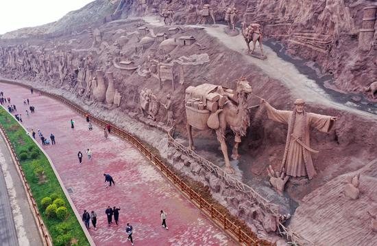 Mountain carving featuring porcelain making unveiled in Hebei