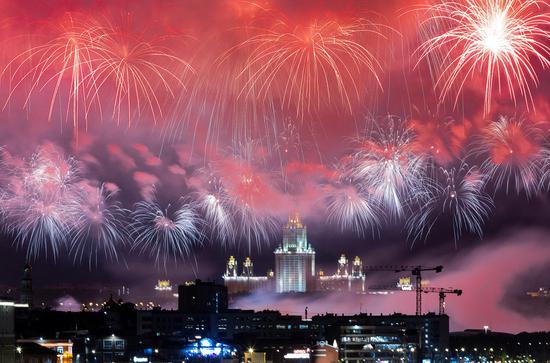 Fireworks light up Moscow to mark 78th Victory Day