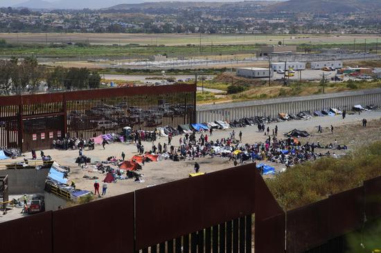 Migrants rush to cross border as Title 42 ends