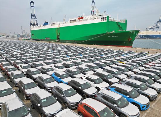 Cars for export wait to be loaded at Yantai Port in Yantai, Shandong province. (Photo/China Daily)