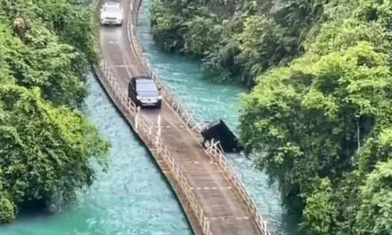 Vehicle plunges into water on Enshi's floating bridge, claiming 5 lives