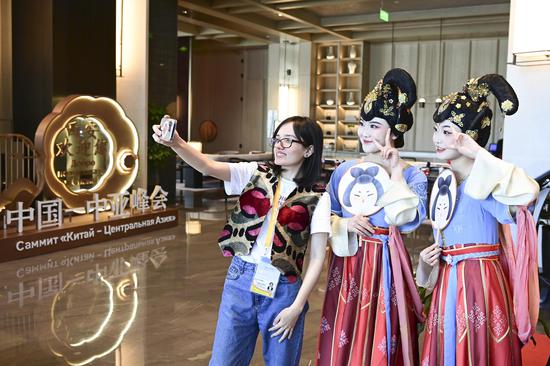 Foreign journalists experience Chinese culture in Xi'an