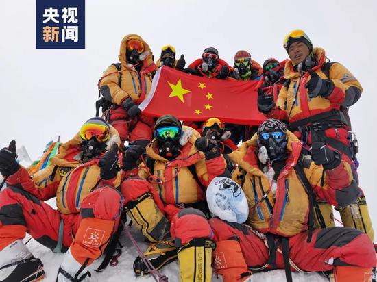 Chinese science expedition team reaches Mount Qomolangma