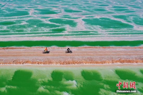 Cyclists compete along spectacular landscape in Qinghai
