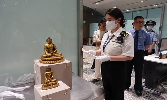 The Anti-Smuggling Bureau of the Beijing Customs has successfully recovered two valuable Buddhist statues from the Ming Dynasty that were illicitly taken out of the Chinese mainland. (Photo/The Beijing Customs)
