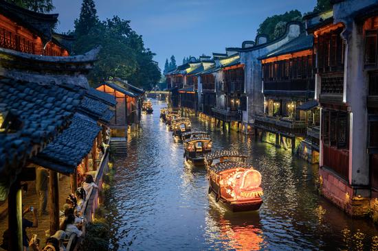 'Dragon fleet' ignites festive atmosphere in Wuzhen