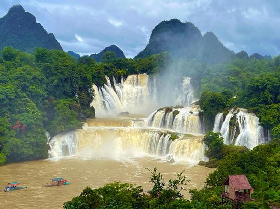 Asia's largest trans-border waterfall turns golden