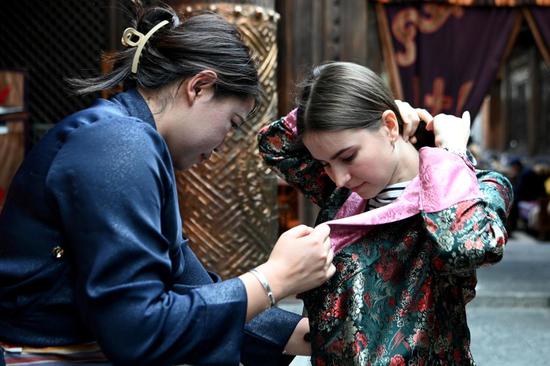 'Gen Z' from foreign countries dress up in Tibetan costumes