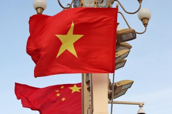 Chinese, Vietnamese defense chiefs pledge closer military ties