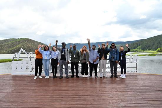 Foreign youth visit Pudacuo National Park in Yunnan