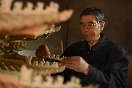 70-year-old craftsman creates miniature turret of Palace Museum