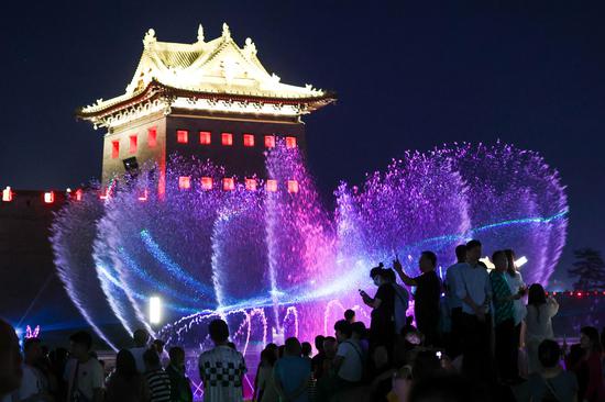Musical fountain attracts people to beat summer heat in Shanxi