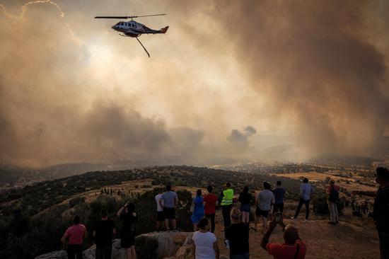 Thousands evacuated as wildfires burn around Athens