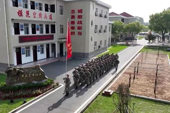 Paratroopers' achievements hailed by Xi