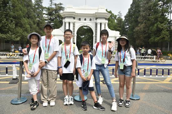 Overseas teenagers visit Tsinghua University in Beijing