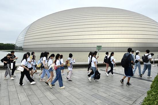 Overseas teenagers embark exciting journey in Beijing