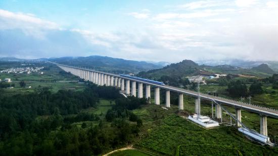 First high-speed train launched on Guiyang-Nanning high-speed railway