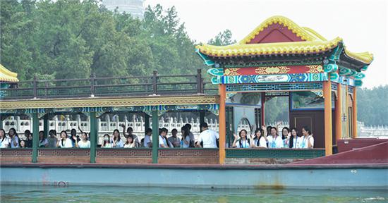 Overseas teenagers enjoy beautiful scenery at Summer Palace