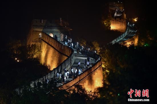Overseas teenagers take fancy night tour of Great Wall