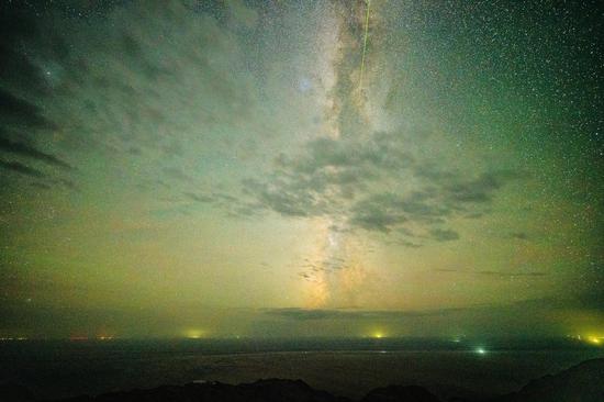 Meteor shower blazes night sky in NW China