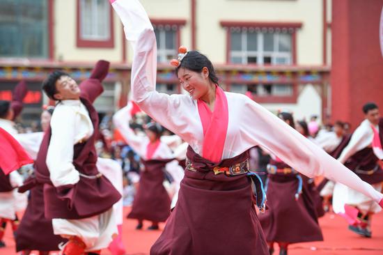 Tibetan folk dance contest held at local festival