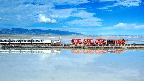 'Mirror of the Sky' amazes visitors in Qinghai
