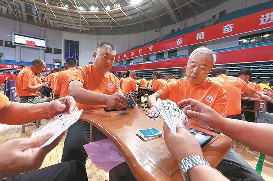 Players compete in a guandan competition in Huaian, Jiangsu province, in June. (Photo: Yan Huaifeng/For China Daily) 