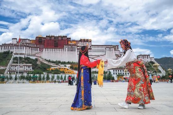 Ethnic-featured industries benefit villagers in Tibet