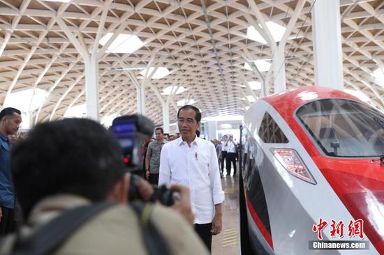 Indonesian president takes ride on Jakarta-Bandung High-Speed Railway