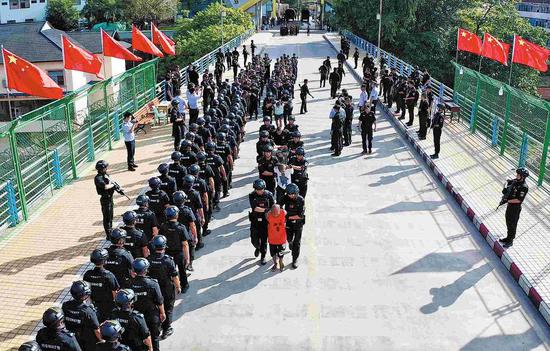 A total of 109 suspects involved in telecom fraud are handed over to Chinese police at a border pass in China's Yunnan province on Saturday. (CHINA DAILY)