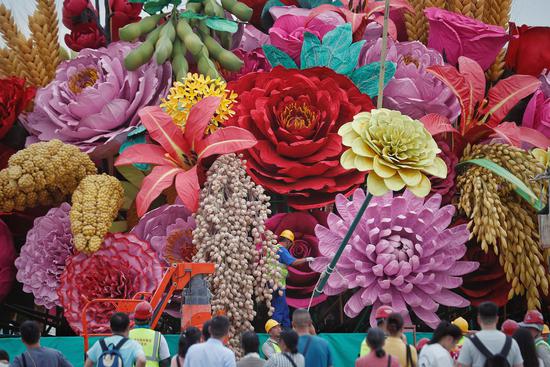 Giant flower basket displayed for National Day holiday in Beijing